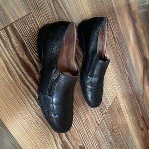 Hush Puppies Loafers Slip on Size 7.5 M  Women’s Leather lots of wear left